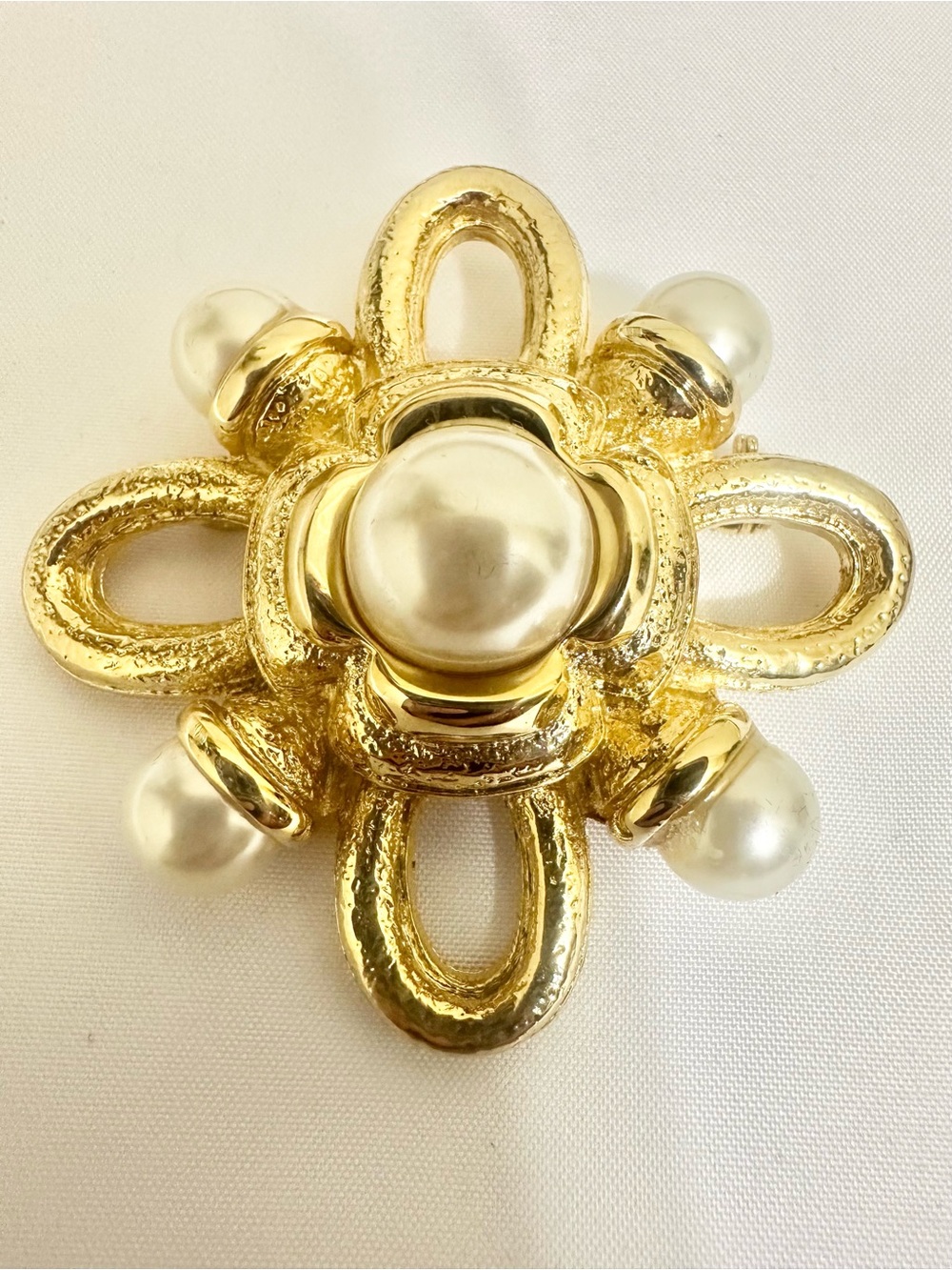 Elegant Vintage Gold-Plated Pearl Accent Floral Brooch
